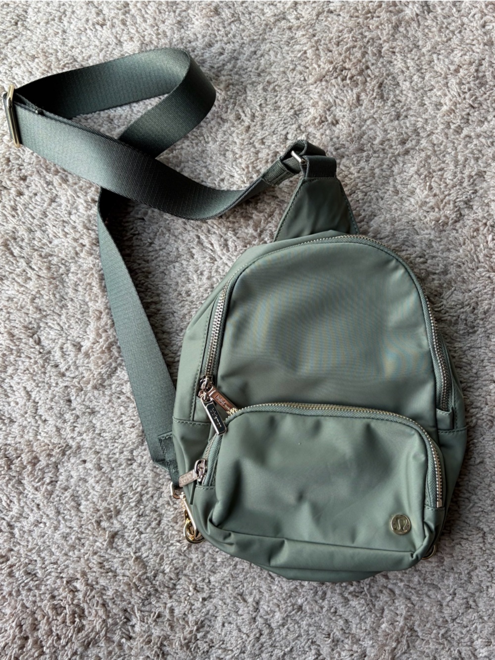 NWOT Lululemon Everywhere Sling Bag 4.2L in Bay Leaf with Gold Hardware